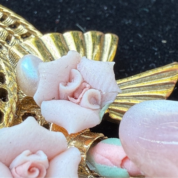 Vintage 1928 co. Victorian Gold Hat Brooch with Delicate Porcelain Rose Flowers - Picture 5 of 15